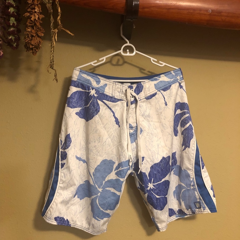 💛💛 Men’s Blue/White floral Board Shorts - Picture 1 of 8